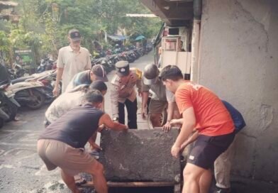 Antisipasi Banjir, Bhabinkamtibmas dan Warga Bersihkan Drainase