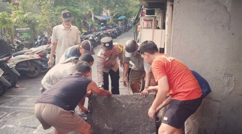 Antisipasi Banjir, Bhabinkamtibmas dan Warga Bersihkan Drainase