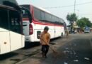 Tangani Sampah di Terminal Kalideres, Petugas Kebersihan Bekerja Ekstra