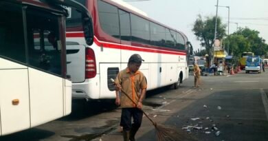 Tangani Sampah di Terminal Kalideres, Petugas Kebersihan Bekerja Ekstra