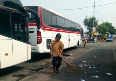 Tangani Sampah di Terminal Kalideres, Petugas Kebersihan Bekerja Ekstra