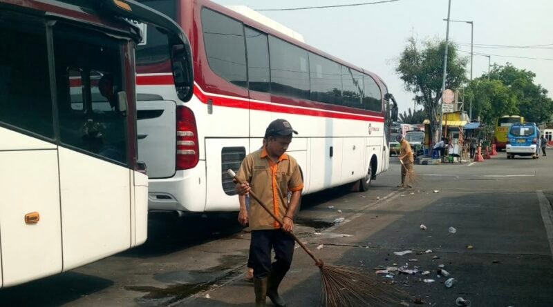 Tangani Sampah di Terminal Kalideres, Petugas Kebersihan Bekerja Ekstra