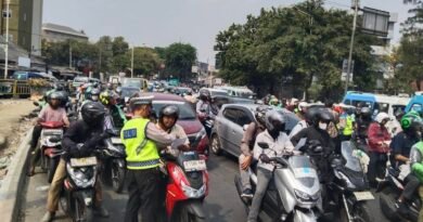 Satlantas Jakarta Barat Sosialisasikan Operasi Patuh Jaya 2026 di Sejumlah Traffic Light