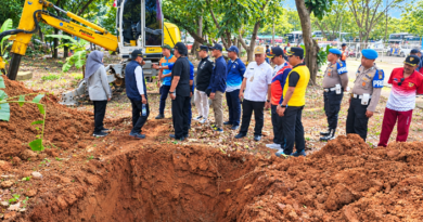 Jelang Musim Hujan, Petugas Gabungan Kecamatan Ciracas Gelar Kerja Bakti di Terminal Kampung Rambutan